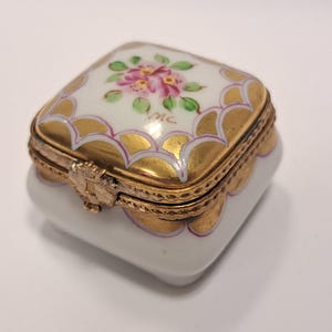 Vintage Limoges France Porcelain Trinket Box , Limoges Pill Box, Hand Painted