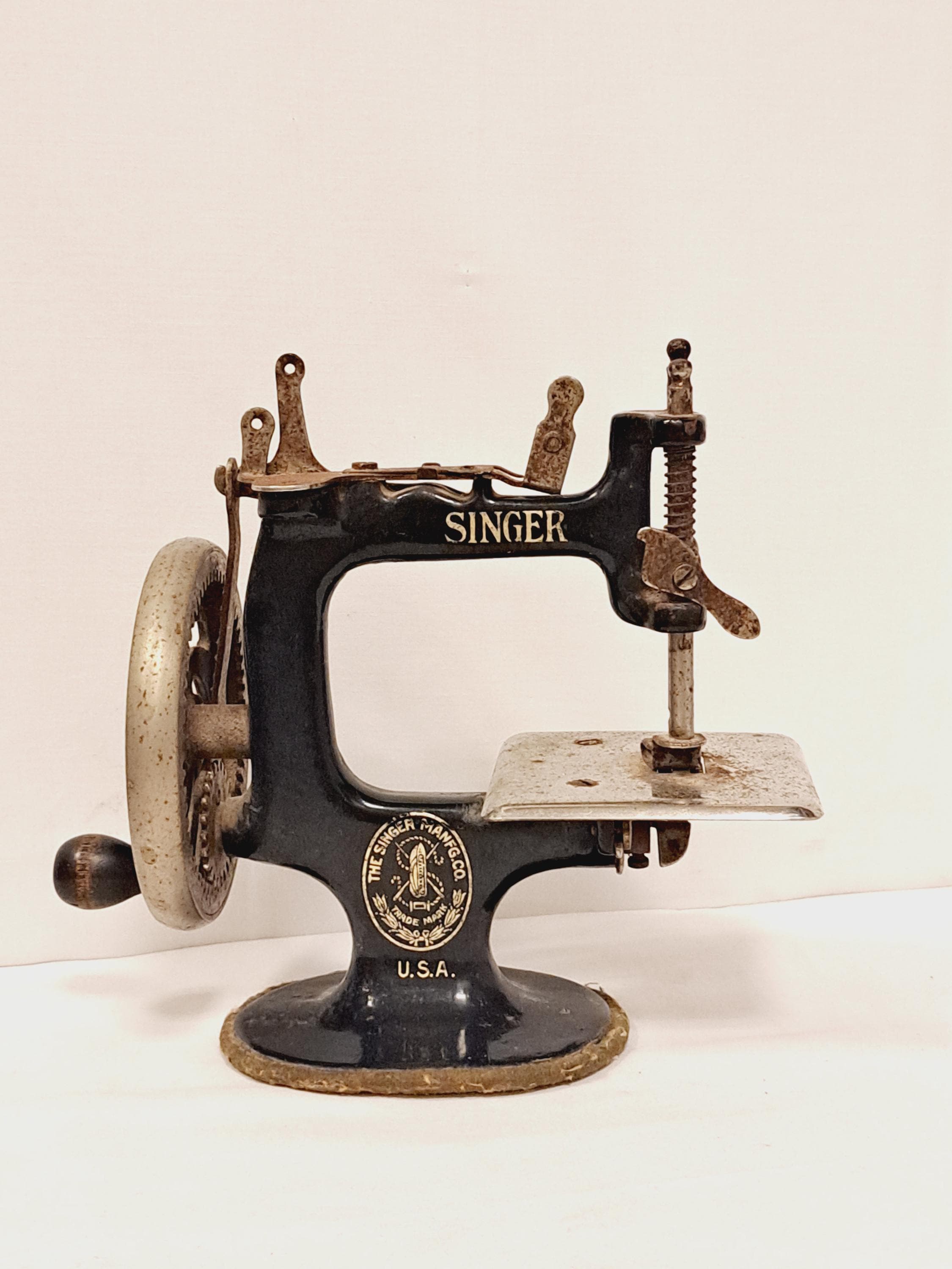 ANCIEN PETITE MACHINE a coudre mecanique en fonte Jouet ancien enfant EUR 250,00 - FR