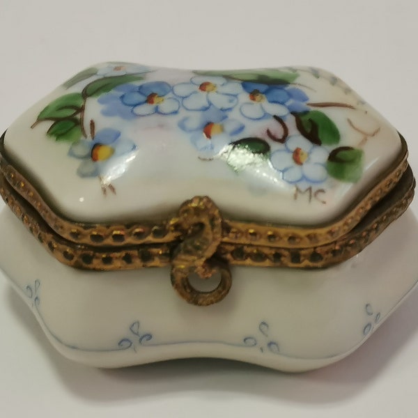 Vintage Limoges France Porcelain Trinket Box , Pill box , Hand Painted