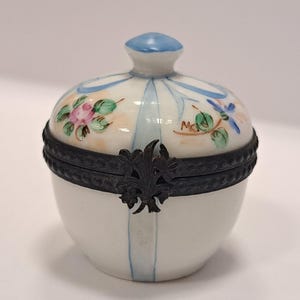 Vintage Limoges France Porcelain Trinket Box , Limoges Pill Box, Hand Painted