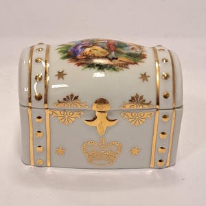 Vintage Limoges France Porcelain Trinket Box , Limoges Pill Box, Hand Painted