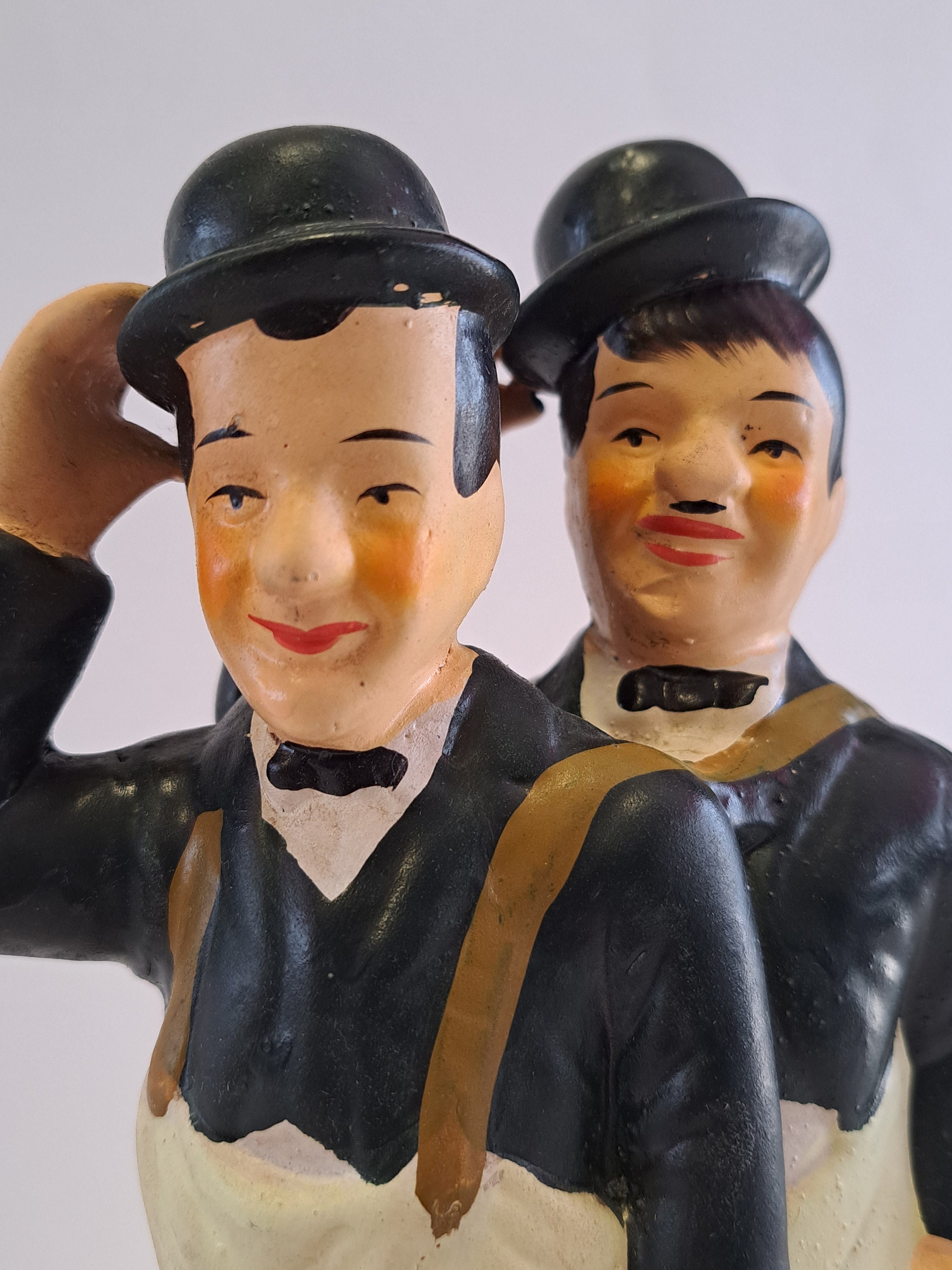 2 Figurines Anciennes Laurel Et Hardy - Porcelaine Et Tissu, Collection Vintage