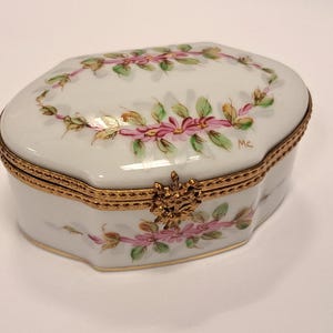 Vintage Limoges France Porcelain Trinket Box , Limoges Pill Box, Hand Painted