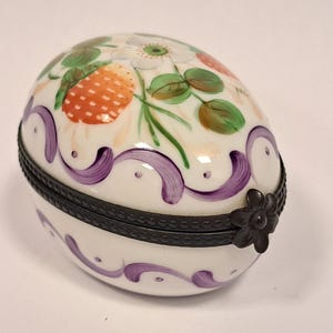 Vintage Limoges France Porcelain Trinket Box ,Pill box, Hand Painted