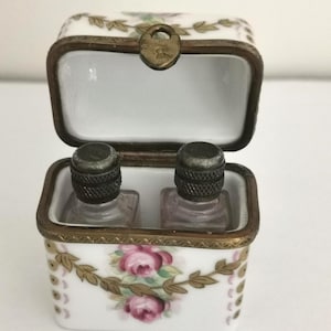 Preciosa caja de porcelana Peint Main de Limoges, Francia, y trío de dos frascos de perfume