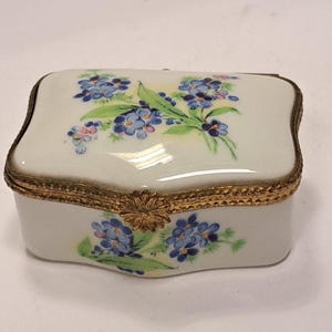 Vintage Limoges France Porcelain Trinket Box , Limoges Pill Box, Hand Painted