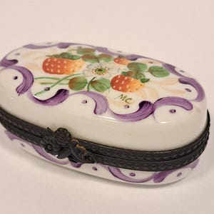 Vintage Limoges France Porcelain Trinket Box ,Pill box, Hand Painted