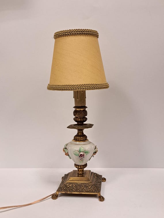 ベルギー ヴィンテージ 古い陶器のブロンズのデスクライト 実働 美品 ★1個から2個までご希望数にてご入札下さい★ ヴィンテージ ブロンズ像のテーブルランプ オウムガイ 1灯 : 輸入