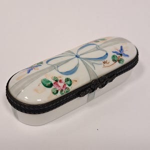 Vintage Limoges France Porcelain Trinket Box ,Pill box, Hand Painted