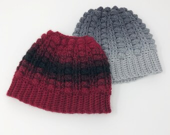 Peut inclure: Deux bonnets en crochet, l'un en dégradé de rouge et noir et l'autre en dégradé de gris.