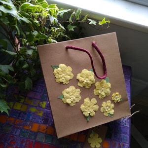 Saco de presente de flor de papel artesanal, flores de papel artesanal amarelas, saco de presente de papel kraft com alças de corda