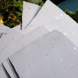Fogli di carta riciclata A5 bianchi con scaglie d'argento, 10 fogli da 21 cm per 15 cm, fogli di carta fatti a mano contenenti scaglie di doratura argentata