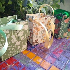 Sacchetti regalo in carta con fiori selvatici retrò e etichette regalo abbinate - Set da tre