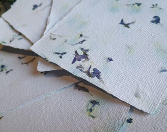Handgemachte A5 Lobelia Recycling Papierbögen: Botanisches Kraftpapier