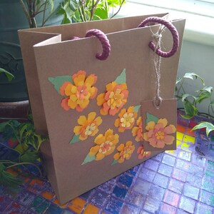Sac cadeau fleur en papier fait main orange et jaune, sac cadeau en papier kraft avec poignées en corde