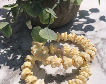 Pulseira Floral Apsara Branca | Bracelete Banhado a Ouro | Inspirado no Ornamento do Cocar Apsara Cambojano | Brincos Khmer Feitos à Mão