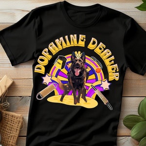 Dopaminedealer grappige hondentrainer shirt, werkhond T-shirt, politie K9 cadeau, Mechelaar, Nederlandse herder, Duitse herder, gehoorzaamheid, bijtwerk