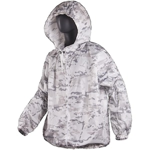Könnte beinhalten: Eine weiße Kapuzenjacke mit Tarnmuster und durchgehendem Reißverschluss. Die Jacke hat einen Kordelzug an der Kapuze und elastische Bündchen. Das Tarnmuster umfasst Grau- und Weißtöne.