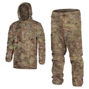 Puede incluir: Un traje de lluvia de camuflaje con una chaqueta y pantalones. La chaqueta tiene una capucha y cierre de cremallera. Los pantalones tienen una cintura elástica.