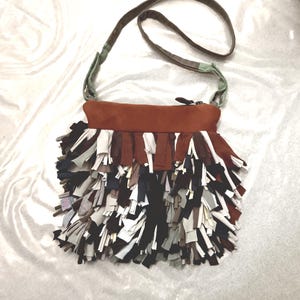 Borsa a tracolla con frange marroni
