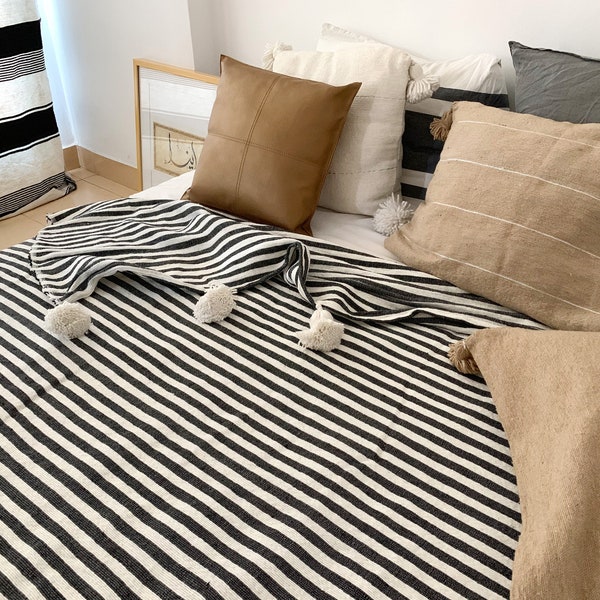 XL Moroccan Berber Decke Pompom handgewebt Baumwolle Stripes Tagesdecke Plaid Hygge gift her him black white throw Muttertag  Lounge