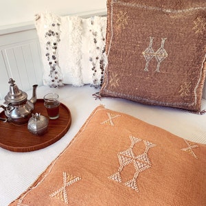 Vintage Berber Sabra Kudde – Veganskt Siden (Kaktussiden) Tribal Symboler Bohemisk Dekor Ibiza Julklapp Brons Pastellfärger Blush Broderad bild 7