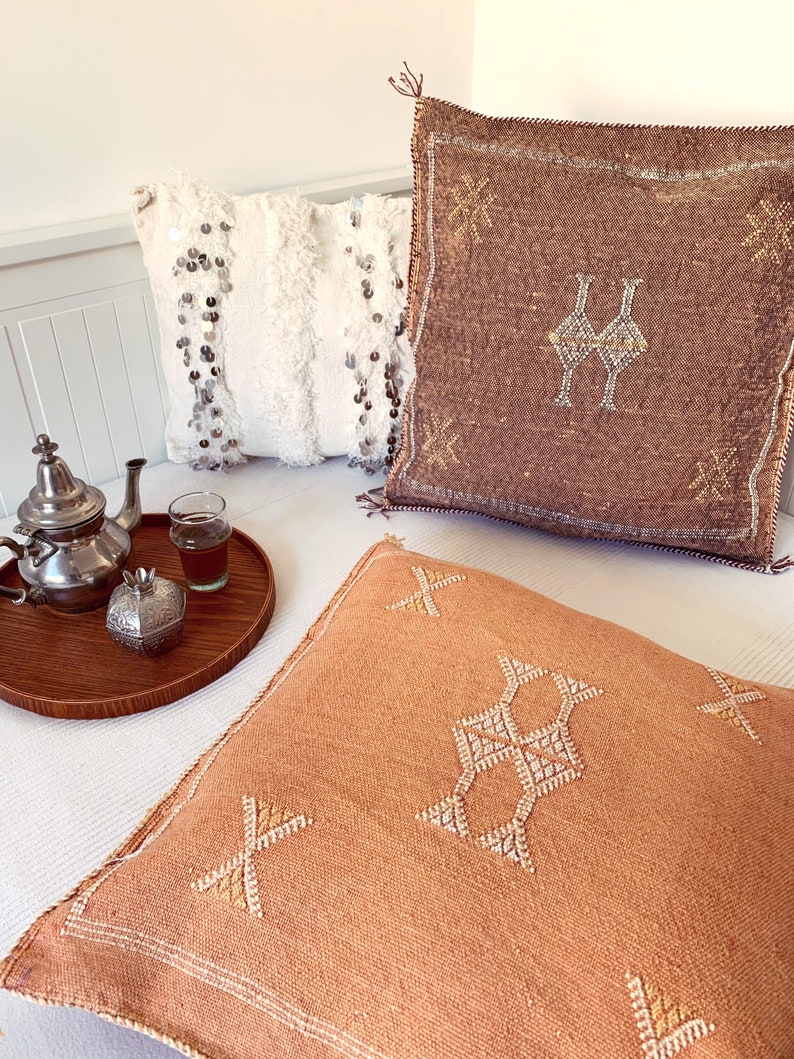 Vintage Berber Sabra Kudde – Veganskt Siden (Kaktussiden) Tribal Symboler Bohemisk Dekor Ibiza Julklapp Brons Pastellfärger Blush Broderad bild 7