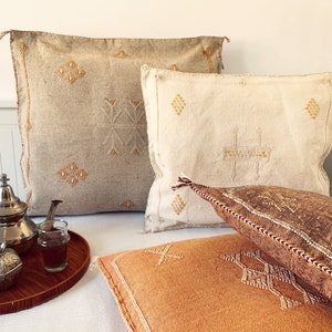 Vintage Berber Sabra Kudde – Veganskt Siden (Kaktussiden) Tribal Symboler Bohemisk Dekor Ibiza Julklapp Brons Pastellfärger Blush Broderad bild 6