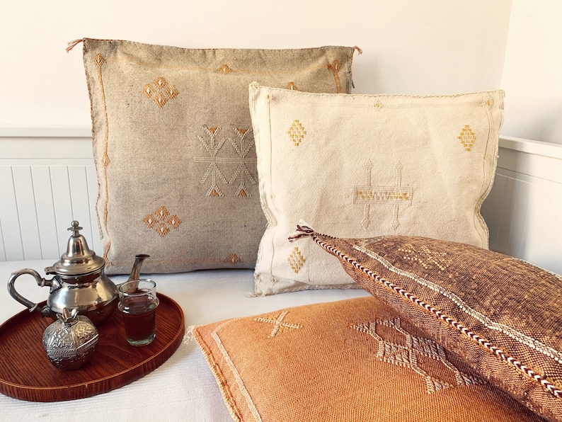 Vintage Berber Sabra Kudde – Veganskt Siden (Kaktussiden) Tribal Symboler Bohemisk Dekor Ibiza Julklapp Brons Pastellfärger Blush Broderad bild 6