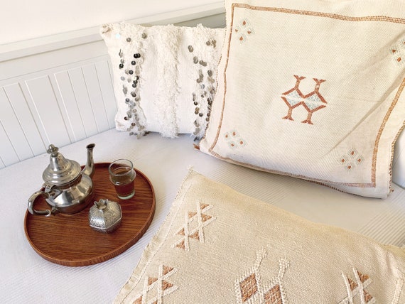 Vintage Berber Sabra Kissen – vegane Seide (Kaktusseide)   Tribal Symbols Bohemian Decor Ibiza Christmas  Gift white Pastels Blush bestickt