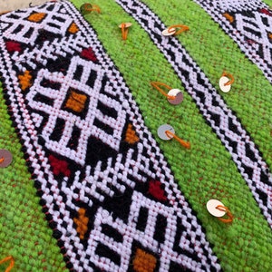 Riad Gobelin Extragroßes Kissen. Traditionelles Rotes Und Blaues Horizontales Geometrisches Navajo Kilim Design. 23x23 Zoll XL Quadratisches Kissen