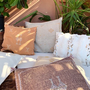 Vintage Berber Sabra Kudde – Veganskt Siden (Kaktussiden) Tribal Symboler Bohemisk Dekor Ibiza Julklapp Brons Pastellfärger Blush Broderad bild 3