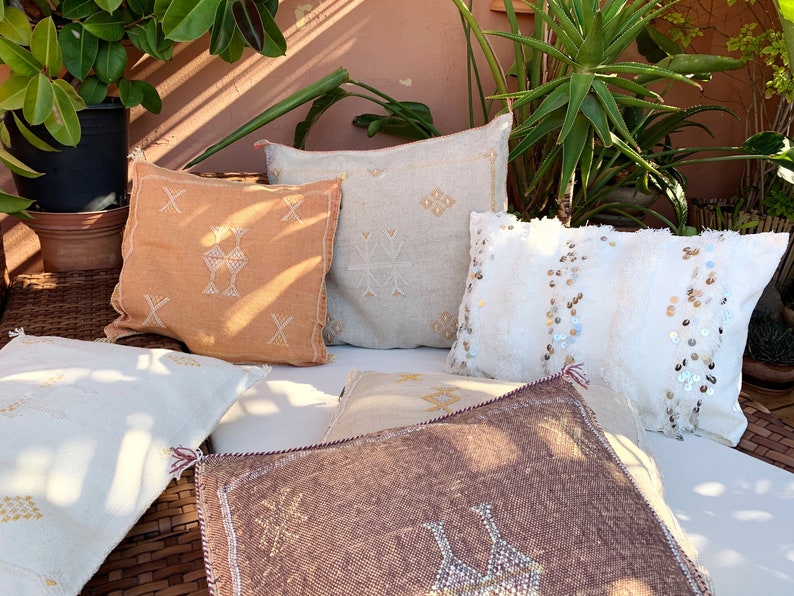 Vintage Berber Sabra Kudde – Veganskt Siden (Kaktussiden) Tribal Symboler Bohemisk Dekor Ibiza Julklapp Brons Pastellfärger Blush Broderad bild 3