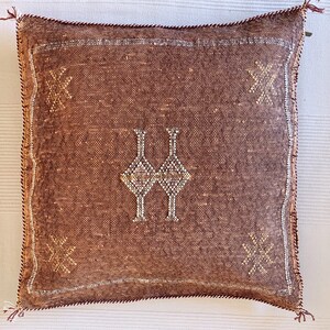 Vintage Berber Sabra Kudde – Veganskt Siden (Kaktussiden) Tribal Symboler Bohemisk Dekor Ibiza Julklapp Brons Pastellfärger Blush Broderad bild 2
