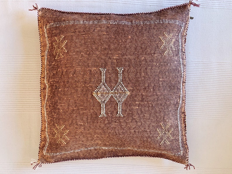Vintage Berber Sabra Kudde – Veganskt Siden (Kaktussiden) Tribal Symboler Bohemisk Dekor Ibiza Julklapp Brons Pastellfärger Blush Broderad bild 2