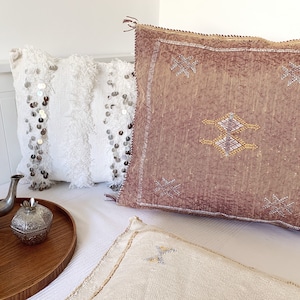 Vintage Berber Sabra Kudde – Veganskt Siden (Kaktussiden) Tribal Symboler Bohemisk Dekor Ibiza Julklapp Brons Pastellfärger Blush Broderad