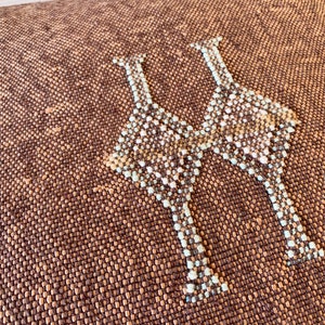 Vintage Berber Sabra Kudde – Veganskt Siden (Kaktussiden) Tribal Symboler Bohemisk Dekor Ibiza Julklapp Brons Pastellfärger Blush Broderad bild 4