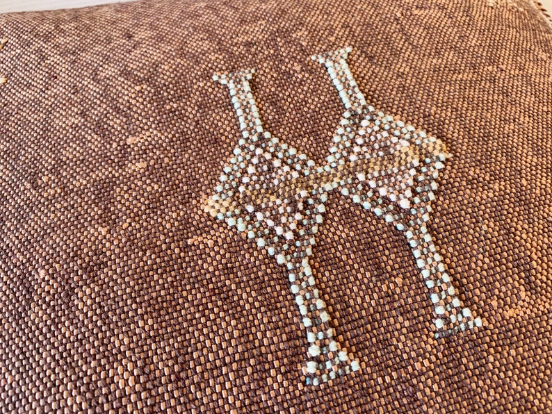 Vintage Berber Sabra Kudde – Veganskt Siden (Kaktussiden) Tribal Symboler Bohemisk Dekor Ibiza Julklapp Brons Pastellfärger Blush Broderad bild 4