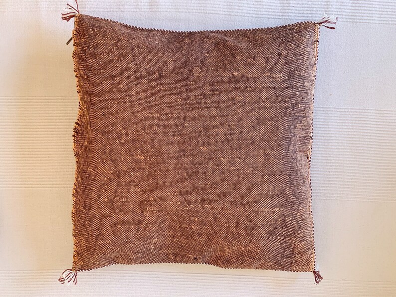 Vintage Berber Sabra Kudde – Veganskt Siden (Kaktussiden) Tribal Symboler Bohemisk Dekor Ibiza Julklapp Brons Pastellfärger Blush Broderad bild 5