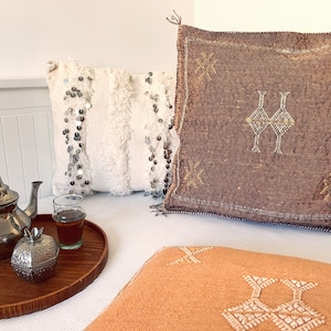 Vintage Berber Sabra Kudde – Veganskt Siden (Kaktussiden) Tribal Symboler Bohemisk Dekor Ibiza Julklapp Brons Pastellfärger Blush Broderad bild 1