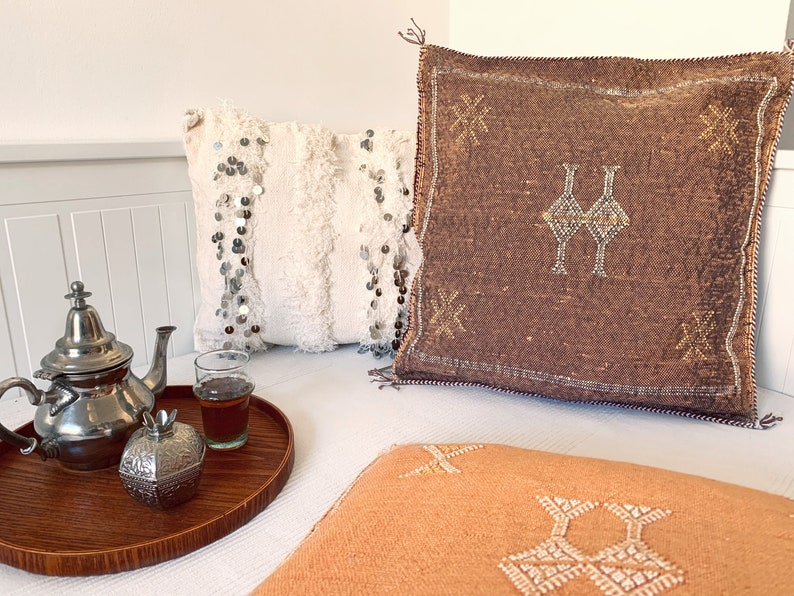 Vintage Berber Sabra Kudde – Veganskt Siden (Kaktussiden) Tribal Symboler Bohemisk Dekor Ibiza Julklapp Brons Pastellfärger Blush Broderad bild 1