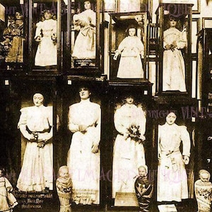 Ancienne photo victorienne étrange d'effigies de cire de femmes et d'enfants exposées dans une chapelle fantasmagorique 5 x 7 cartes de voeux