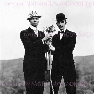 Lindo casal gay dos anos 1920 com chapéus interessantes, cartão de felicitações para casamento, união civil, 5x7