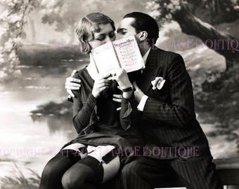 Preciosa imagen romántica vintage en blanco y negro de una pareja flapper de los años 1920 Tarjeta de felicitación del día de San Valentín 5x7