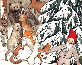 Puede incluir: Una ilustración de acuarela de una escena de invierno con un gnomo, un alce, un oso, un ciervo, un zorro, un lobo, una ardilla, un conejo y dos ratones. El gnomo lleva un gorro rojo y una barba blanca. Los animales están todos reunidos alrededor de un pino nevado.