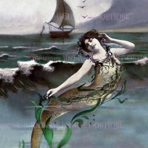 Carte de voeux ancienne du début du 20e siècle avec photo colorisée d'une femme en costume de sirène posée dans une scène de bord de mer 5 x 7