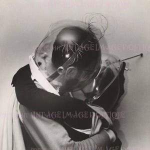 Belle photo vintage romantique d'un couple dans des casques spatiaux des années 1950 s'embrassant Carte de voeux 5 x 7 pour la Saint-Valentin