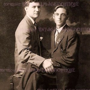 Lindo casal gay dos anos 1920 posando em um abraço amoroso, união civil, cartão comemorativo 5x7