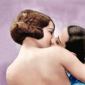 Preciosas Flappers lesbianas de los años 20 besándose pareja LGBTQ Valentine Civil Partnership 5x7 Tarjeta de felicitación