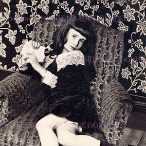 Precioso retrato fotográfico antiguo de la infancia victoriana de Cleo De Merode de diez años 5x7 Tarjeta de felicitación